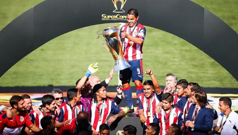 Omar Bravo levanta trofeo de la Supercopa MX