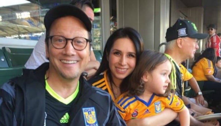 Rob Schneider junto a su esposa e hija apoyando a Tigres