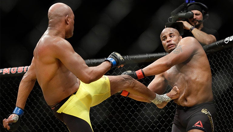 Anderson Silva da una patada en UFC 200