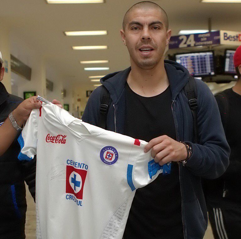 Gato Silva posa con la playera de Cruz Azul