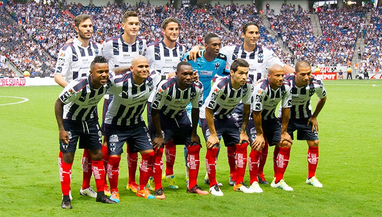 Los once jugadores rayados portan el nuevo uniforme