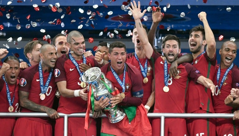 Cristiano Ronaldo y Prtugal festejan con la Copa de Europa