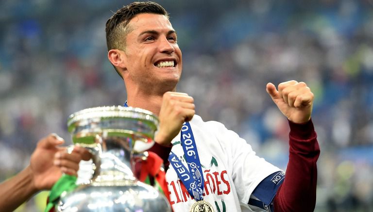 El delantero del Real Madrid, Cristiano Ronaldo, celebra la obtención de la Eurocopa con Portugal