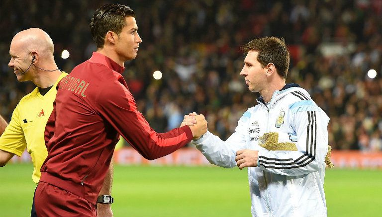 Cristiano Ronaldo y Messi se saludan, previo a un partido