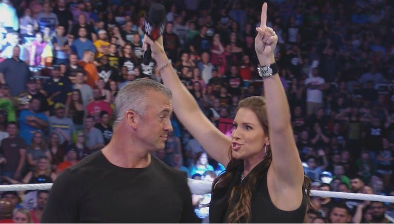 Stephanie McMahon se burla de su hermano Shane