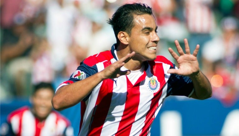 Omar Bravo festeja un gol con Chivas