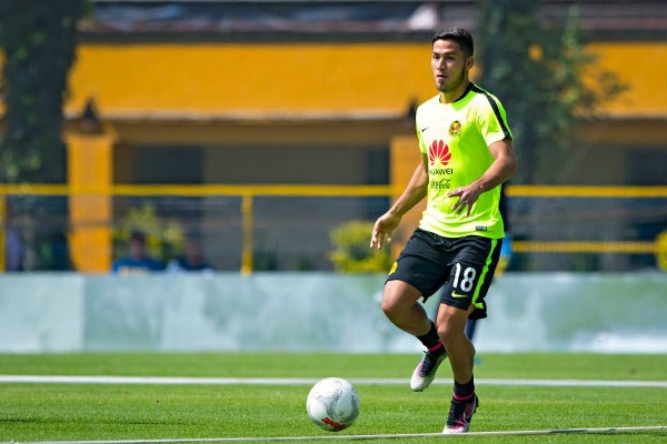 Bruno Valdez chace ejercicios con un balón en entrenamiento con América