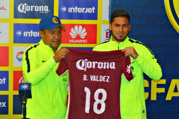 Bruno Valdez junto a Nacho Ambriz en su presentación