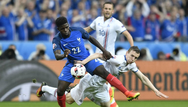 Umtiti, durante juego contra Islandia en la Eurorcopa