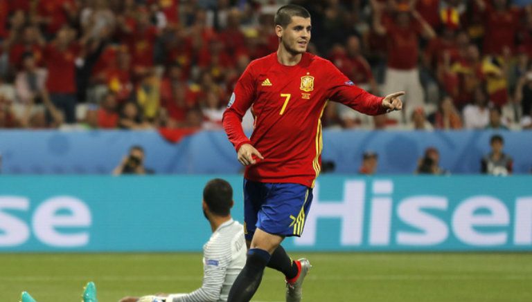 Álvaro Morata festeja una anotación con España