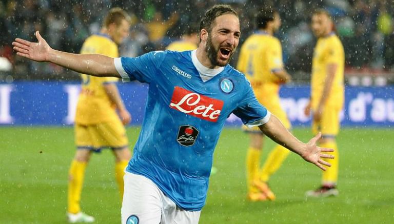 Pipita celebra un gol con el Nápoles