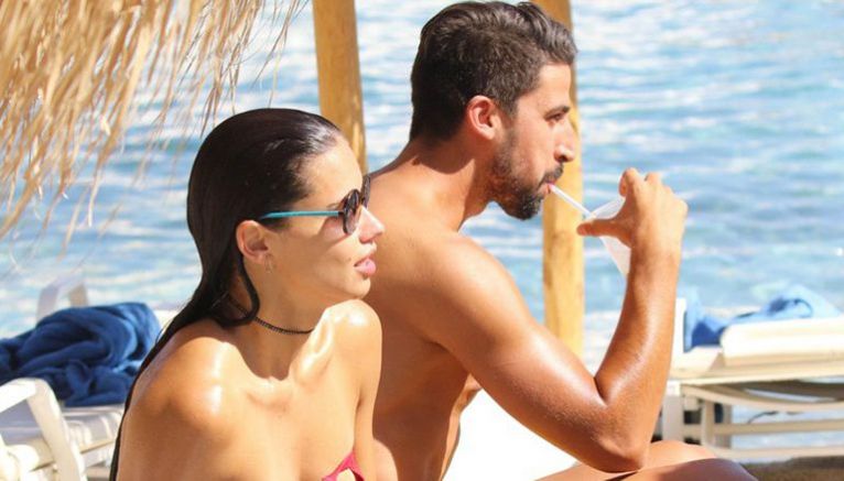 Sami Khedira y Adriana Lima disfrutan del sol en la playa