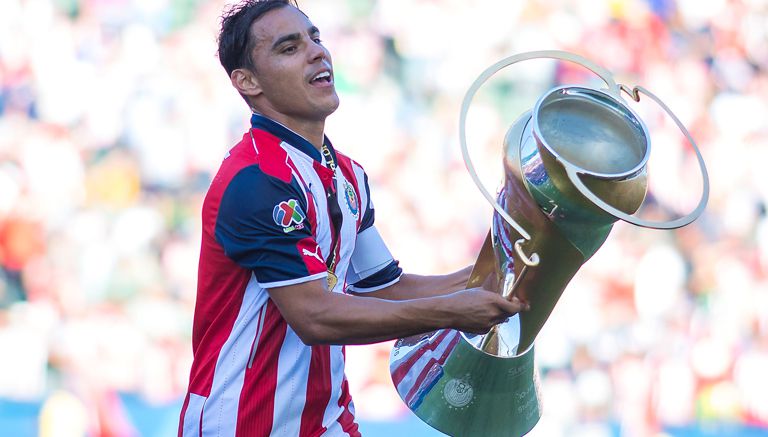 Omar Bravo levanta el título de la Supercopa MX