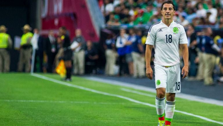 El mediocampista Andrés Guardado se retira del campo de juego en partido de Copa América