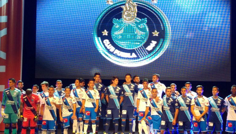 El plantel de Puebla posa con los nuevos uniformes para el A2016