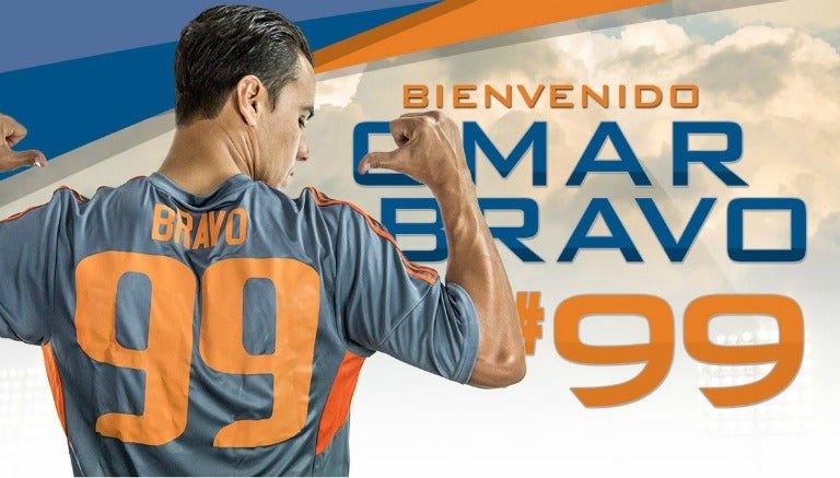 Omar Bravo posa con la camiseta de su nuevo equipo en la NASL