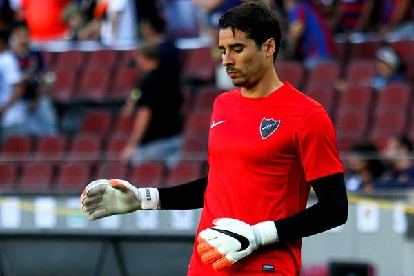 Ochoa calentando con el Málaga previo a un partido