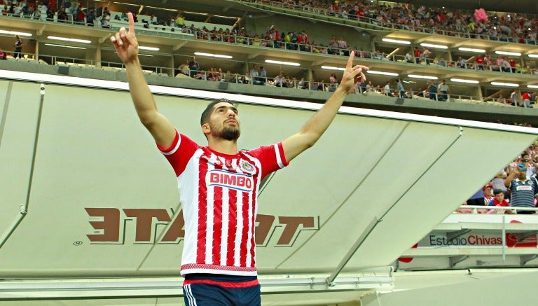 Pereira saliendo a la cancha y mirando al cielo