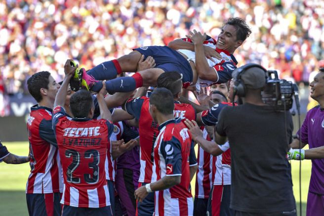 Bravo celebra pase a Libertadores con sus compañeros