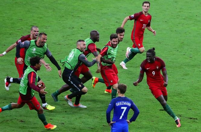 Éder celebra gol del título