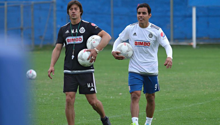 Almeyda camina junto a Bravo en entrenamiento de Chivas