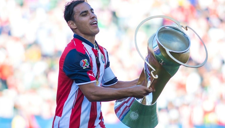 Omar Bravo festeja el título de la Supercopa MX