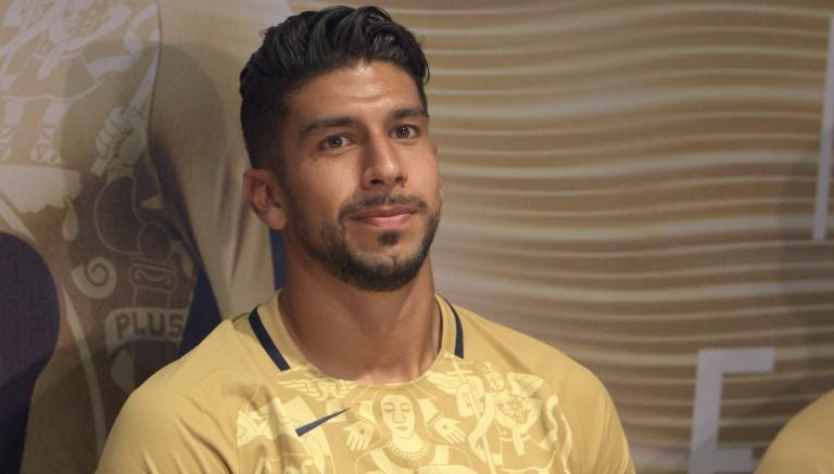 El delantero de Pumas, Eduardo Herrera, posa con la nueva playera de visita