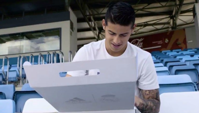 James Rodríguez firma el regalo para el Club de Cuervos