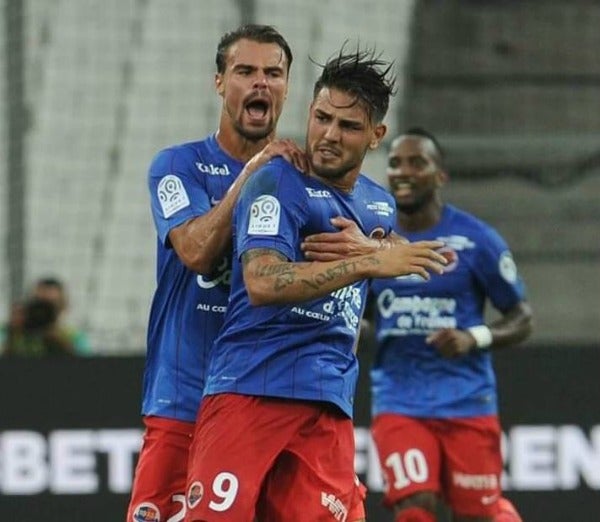 Andy Delort festeja un gol con sus compañeros