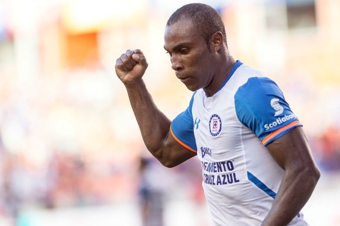 Guerrón celebra un gol con Cruz Azul