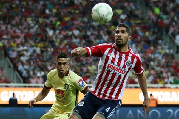 Jair Pereira pelea un balón en un juego frente al América