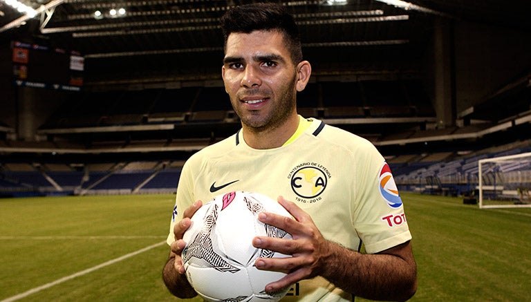 Silvio Romero posa con el majestuoso Estadio Azteca como fondo 