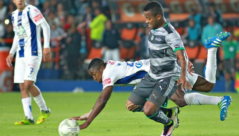 Andrés Rentería, disputa el balón en un juego entre Santos y Pachuca