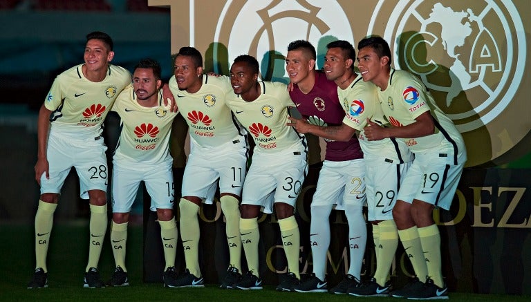 Algunos de los elementos de América posan para la foto con la nueva playera