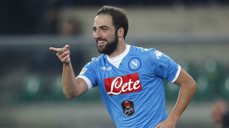 Higuaín celebra gol con Nápoles