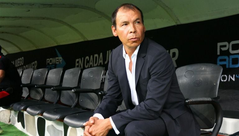 Jose Guadalupe Cruz, DT de Atlas, durante el partido del Centenario de los Zorros