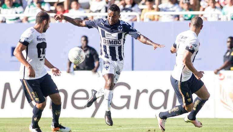 Dorlan Pabón, durante el juego entre Pumas y Rayados en el C2016