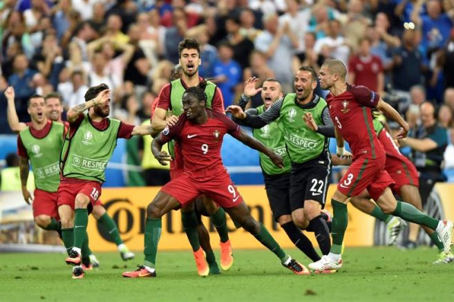 Eder es perseguido por sus compañeros tras anotar en la Final de la Euro