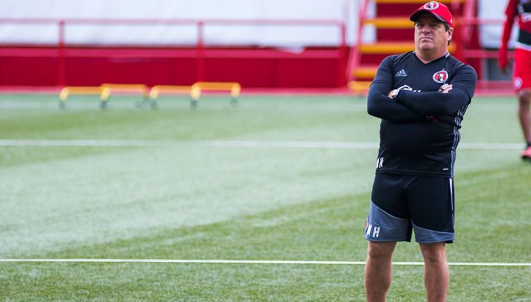 Miguel Herrera durante un entrenamiento de Xolos