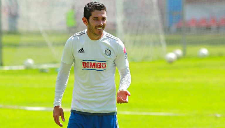 Israel Castro en un entrenamiento de Chivas