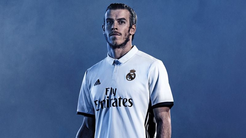 Gareth Bale presume la equipación de local