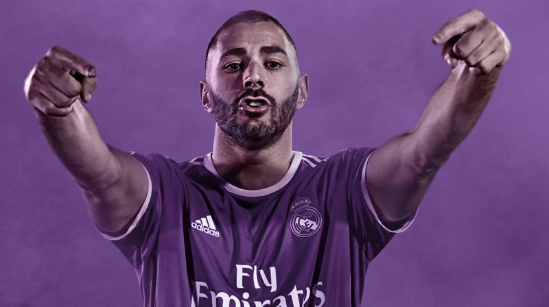 Benzema posa con la playera de visita del Real Madrid