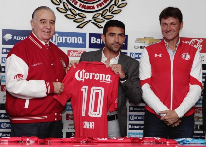 Sinha muestra su jersey con el '10' en los dorsales