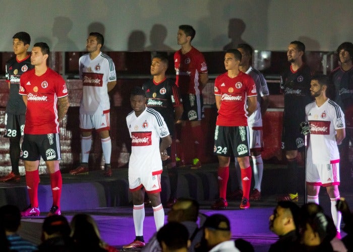 Futbolistas de Tijuana posan con las nuevas playeras