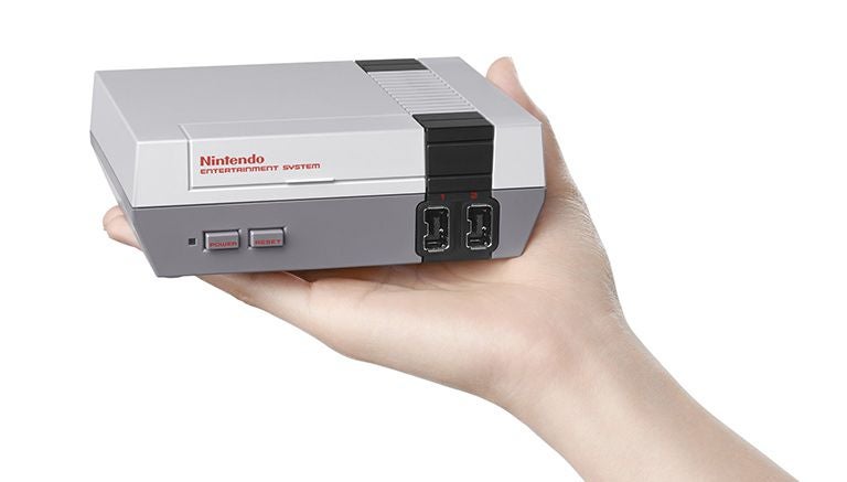 El Nintendo Classic Mini es un poco más grande que la palma de tu mano