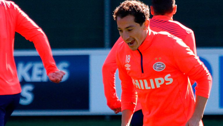 Andrés Guardado corre en entrenamiento del PSV