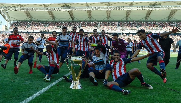 Jugadores de Chivas en festejo luego de ganar la Supercopa 2016 