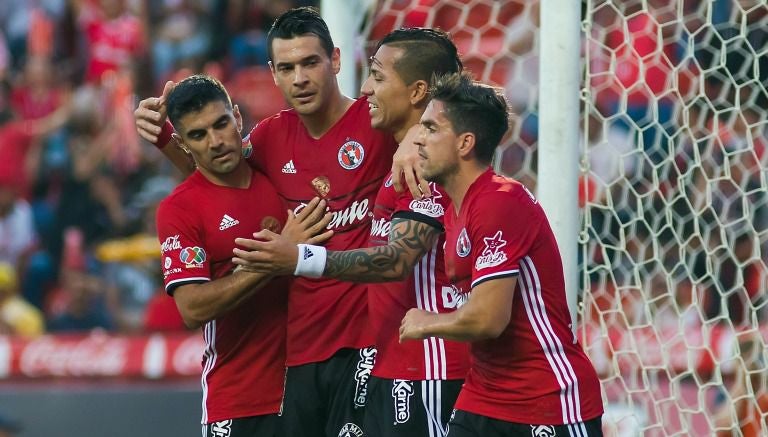 Dayro Moreno festeja el gol con sus compañeros