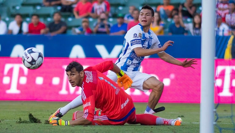 Hirving Lozano en un amistoso con Pachuca