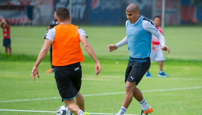 Carlos Salcido en un entrenamiento de Chivas